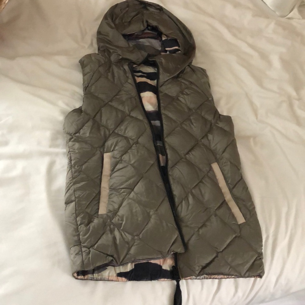 Reversible lululemon lightweight puffy vest